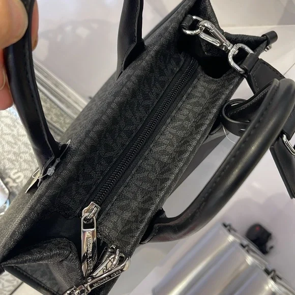 Michael Kors Mirella Small Signature Logo Crossbody Bag
Black
NWT - Picture 15 of 16